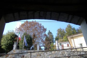 Monumento raffigurante una colonna spezzata, posto di fronte alla sala comunale polivalente, con pennoni su cui sventolano la bandiera della Repubblica Italiana e quella dell'Unione Europea.