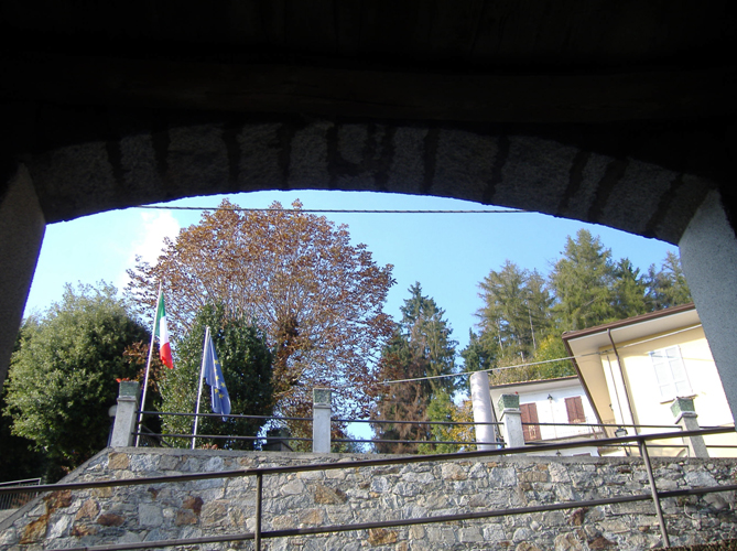 Monumento raffigurante una colonna spezzata, posto di fronte alla sala comunale polivalente, con pennoni su cui sventolano la bandiera della Repubblica Italiana e quella dell'Unione Europea.