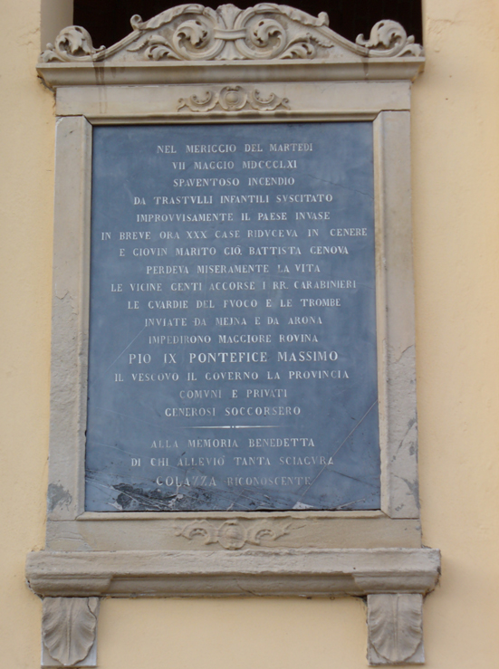 Targa in marmo scuro con iscrizione e cornice in marmo chiaro lavorato