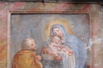 Immagine che rappresenta Gesù Bambino in braccio a Sua Madre e San Giuseppe prostrato davanti a loro