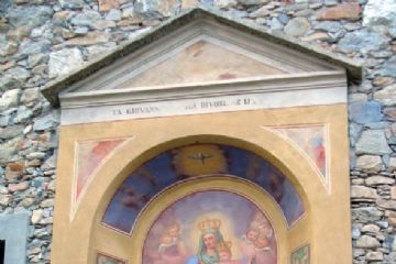 Cappelletta votiva con affresco raffigurante la Madonna del Carmine.