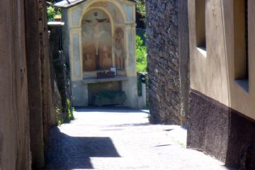 Cappelletta votiva su strada comunale con immagine della crocifissione di Cristo e ai piedi della croce le anime del Purgatorio e Santi sui lati dell'affresco centrale