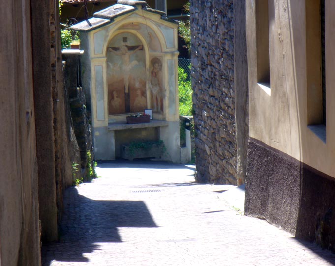 Cappelletta votiva su strada comunale con immagine della crocifissione di Cristo e ai piedi della croce le anime del Purgatorio e Santi sui lati dell'affresco centrale