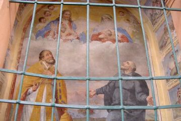 Cappelletta raffiguarante in alto Gesù e Maria che mostrano il Sacro Cuore e in basso un vescovo ed un sacerdote.