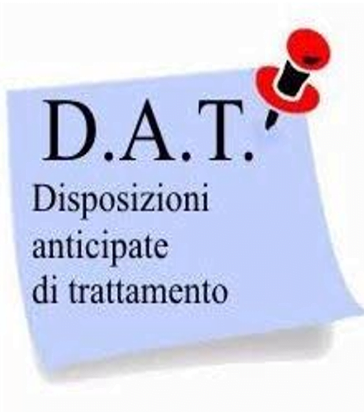 Su un foglio puntato da una spilla rossa e nera la scritta "D.A.T. Disposizioni Anticipate di Trattamento"