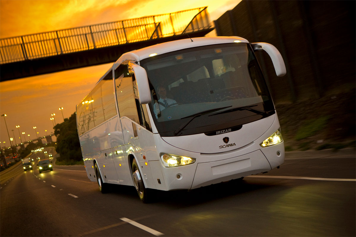Un autobus bianco su una strada al tramonto