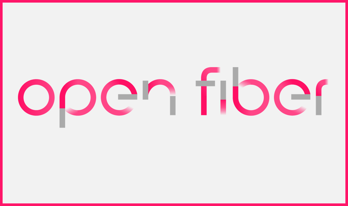 Al centro dello spazio bianco la scritta "open fiber" in rosa acceso con tratti in grigio.