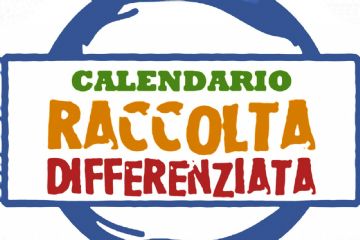 Un cerchio blu con al centro un rettangolo bianco con bordo blu con la scritta "Calendareio Raccolta Differenziata" in verde, arancione e rosso.