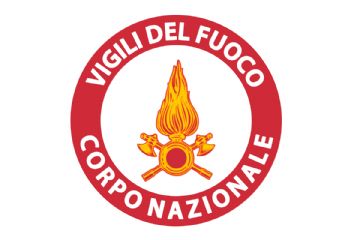 Un cerchio rosso con la scritta in bianco "Vigili del Fuoco - Corpo Nazionale" e al centro del cerchio su sfondo bianco il simbolo della fiamma gialla con due asce gialle incrociate alla base.