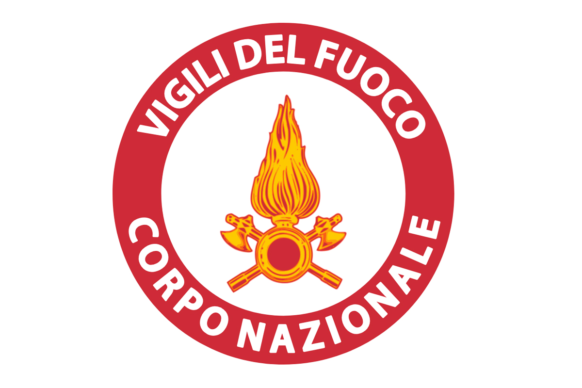Un cerchio rosso con la scritta in bianco "Vigili del Fuoco - Corpo Nazionale" e al centro del cerchio su sfondo bianco il simbolo della fiamma gialla con due asce gialle incrociate alla base.