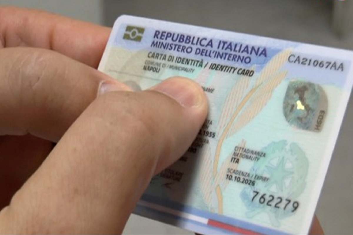 Una mano tiene una Carta d'Identità Elettronica.