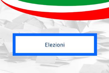 La scritta "Elezioni" al centro di un rettangono con il bordo blu, sormontato da una banda tricolore e con sullo sfondo bianco immagini di schede aperte.
