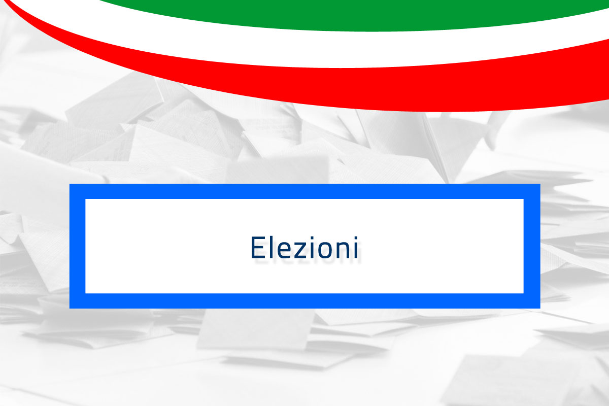 La scritta "Elezioni" al centro di un rettangono con il bordo blu, sormontato da una banda tricolore e con sullo sfondo bianco immagini di schede aperte.