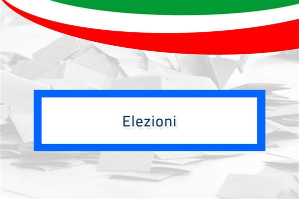 La scritta "Elezioni" al centro di un rettangono con il bordo blu, sormontato da una banda tricolore e con sullo sfondo bianco immagini di schede aperte.