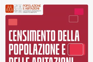 Su sfondo rosso sulla destra l'immagine di una donna sorridente, sulla sinistra in bianco la scritta "Quando c'è un censimento è il momento di farsi sentire"