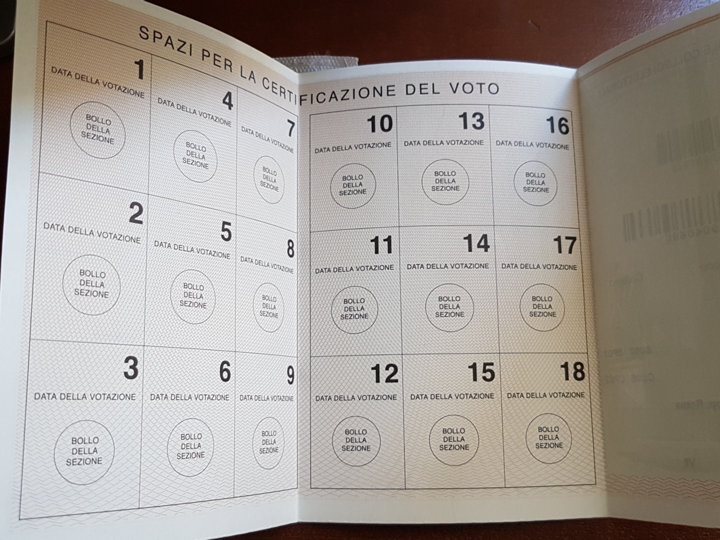 Una tessera elettorale aperta.