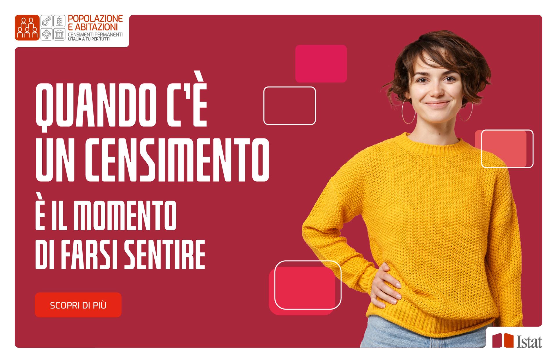 Su sfondo rosso in alto a sinistra il logo del Censimento permanente "Popolazione e Abitazioni", a sinistra in centro la scritta in bianco "Quando c'è il Censimento è il momento di farsi sentire" e a destra in centro una figura femminile con jeans e un maglione giallo: rettangoli rossi sparsi nella figura.