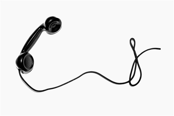 Una cornetta telefonica nera in campo bianco.