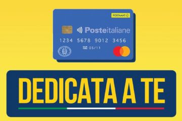 Su sfondo giallo in alto una carta di credito azzura di Poste Italiane - Postamat e in basso la scritta giallo su fondo blu "Dedicata a te" sottolineata da una riga tricolore.