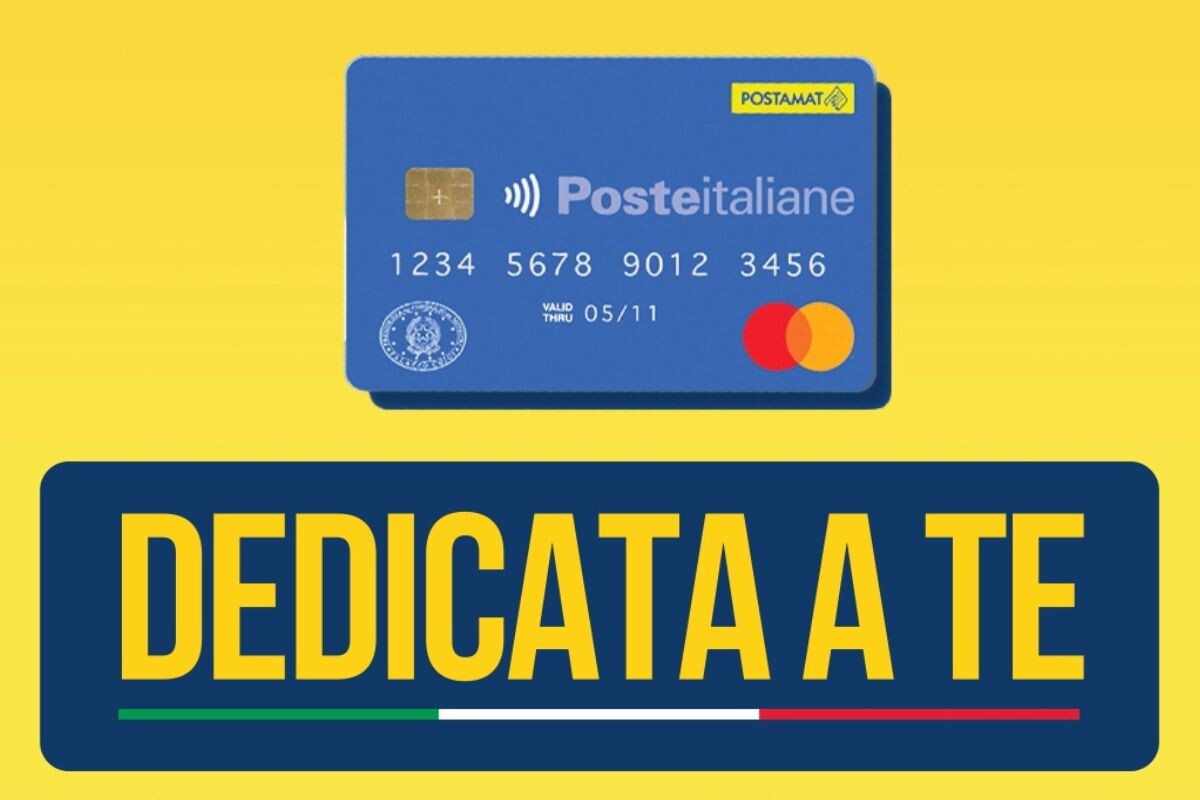 Su sfondo giallo in alto una carta di credito azzura di Poste Italiane - Postamat e in basso la scritta giallo su fondo blu "Dedicata a te" sottolineata da una riga tricolore.