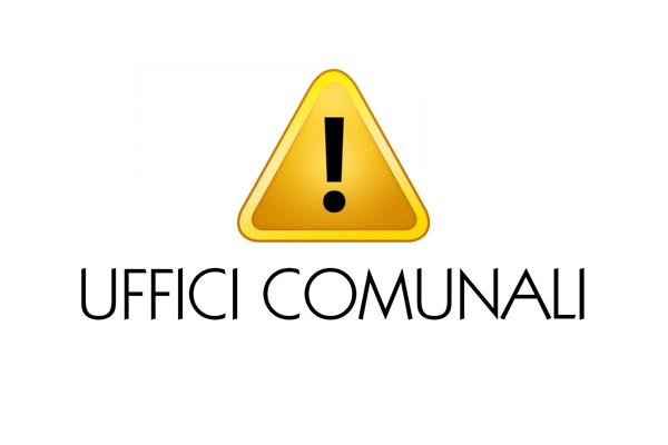 Su sfondo bianco un segnale triangolare giallo con al centro un punto esclamativo nero e sotto la scritta in stampatello maiuscolo nero "Uffici Comunali".