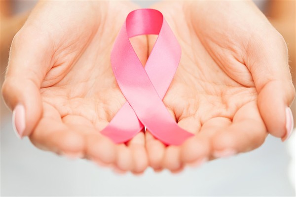 Due mani aperte contengono un fiocco rosa.